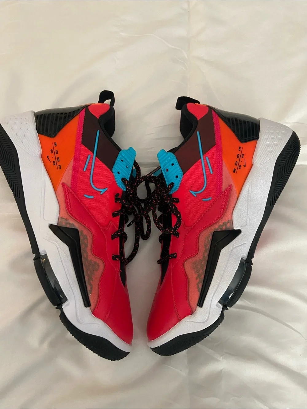 NWOT WOMENS NIKE SNEAKERS SIZE 11